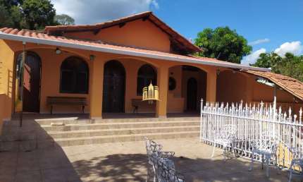 Oportunidade única! Casa à venda no Centro de Esmeraldas-MG: 4 quartos, 1 suíte, 2 salas, 3 banheiros, 2 vagas de garagem, 250m². Venha visitar!