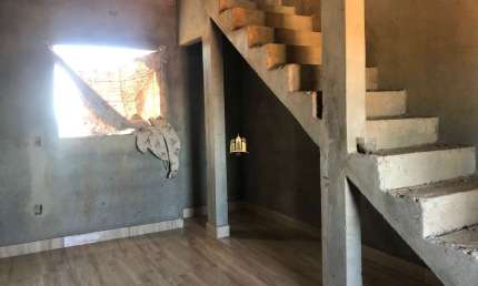 Casa à venda em Esmeraldas-MG, bairro Recanto do Passaredo! 2 quartos, 1 sala, 1 banheiro, garagem para 2 carros, 100m².