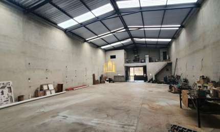 Galpão Comercial à Venda em Esmeraldas-MG, Bairro São Pedro: 6 Salas, 4 Banheiros, 360m² de Área