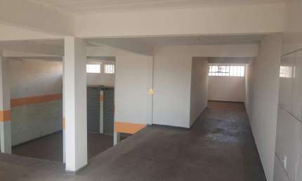 Loja comercial com 5 salas, 2 banheiros, 2 vagas na cidade de Esmeraldas-MG, bairro Recanto Verde - 170m².