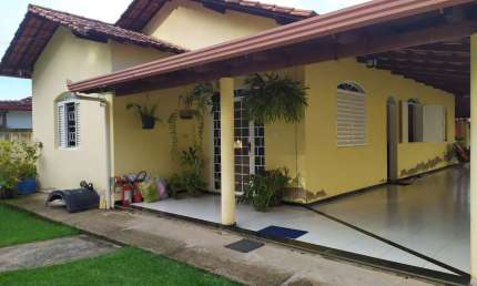 Imperdível: Casa à venda em Esmeraldas-MG, no bairro Fernão Dias - 3 quartos, 1 banheiro, 5 vagas de garagem - 120,00 m².