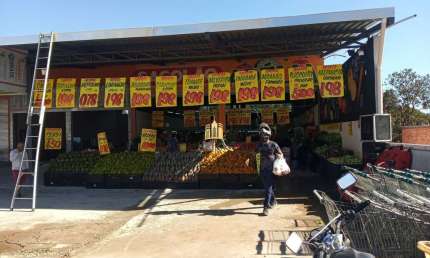 Loja Comercial à Venda em Santa Cecília, Esmeraldas-MG: 2 Salas, 1 Banheiro, 4 Vagas de Garagem, 200m² de Área.