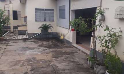 Casa à venda no Centro de Esmeraldas-MG: 4 quartos, 1 suíte, 2 salas, 2 banheiros, 2 vagas de garagem, 100m² de área.