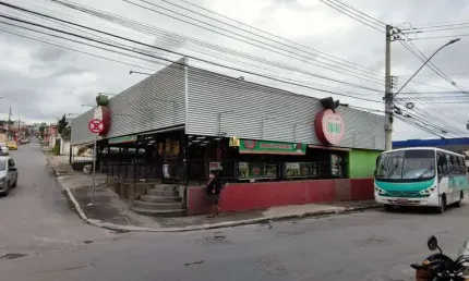Oportunidade Única! Loja Comercial de 260m² no Centro de Esmeraldas-MG: 2 Salas, 1 Banheiro, 7 Vagas de Garagem. Agende sua visita!