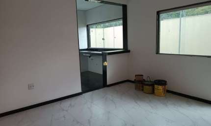 Casa à venda em Esmeraldas-MG, bairro Floresta Encantada: 2 quartos, 1 suíte, 1 sala, 2 banheiros, 1 vaga, 65m².