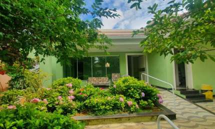 Espetacular Casa de 5 Quartos com 2 Suítes no Centro de Esmeraldas-MG: 200m², 2 Salas, 3 Banheiros e 2 Vagas de Garagem!