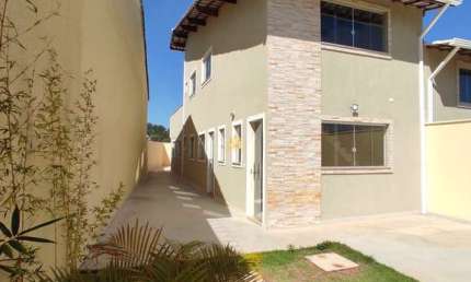 Oportunidade Imperdível: Casa à venda em Esmeraldas-MG, Bairro São Pedro, com 3 quartos, 1 suíte e 4 vagas de garagem!