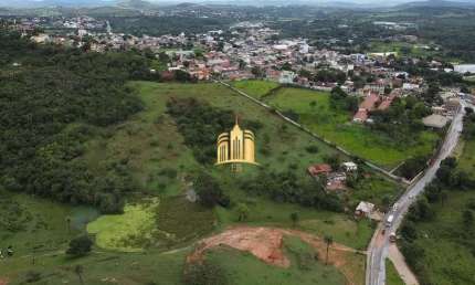 Oportunidade! Terreno comercial de 30.000m² no Centro de Esmeraldas-MG: Acesso fácil, vista exuberante e projeto aprovado.