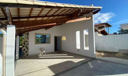Casa à venda em Esmeraldas-MG: moderna e espaçosa, 3 quartos, 1 suíte, 2 vagas de garagem! Oportunidade única no bairro Bandeirantes!