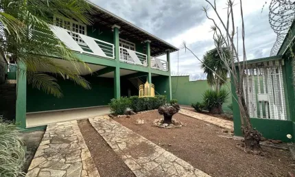 Mansão de Alto Padrão no Bairro Belvedere - Casa à Venda em Esmeraldas-MG - 4 Quartos, 1 Suíte, 2 Salas, 2 Banheiros, 4 Vagas - 275m²