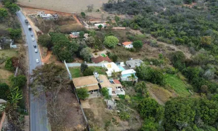 Paraíso Rural à Venda em Esmeraldas-MG: Sítio de Luxo com 4 Quartos e 10 Vagas de Garagem no Novo Retiro!