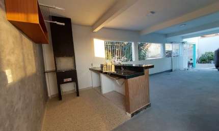 Casa à venda em Esmeraldas-MG, bairro São Pedro: 2 quartos, 3 salas, 2 banheiros, 3 vagas de garagem!