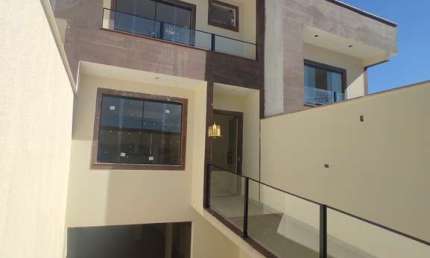 Casa à venda em Esmeraldas-MG, bairro São Pedro: 3 quartos, 2 suítes, 2 salas, 3 banheiros, 3 vagas de garagem, 111m² de área.