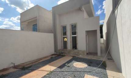 Imperdível: Casa à venda em Esmeraldas-MG, bairro São Pedro, 3 quartos, 1 suíte, 2 vagas de garagem!