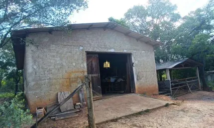Sítio à venda em Esmeraldas-MG, bairro Andiroba, 2 quartos, 1 sala, 1 banheiro, 4 vagas e 25.000m² de área!