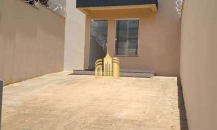 Excelente oportunidade! Casa à venda em Mateus Leme-MG, bairro Vila Suzano, com 2 quartos, 1 sala, 2 banheiros, 2 vagas de garagem e 65,00 m² de área