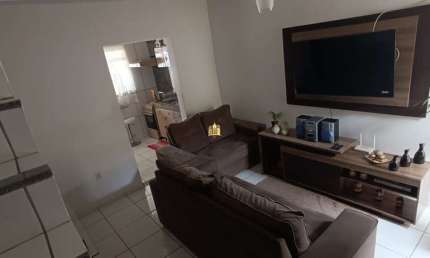 Casa à venda em Esmeraldas-MG, bairro São Pedro, 2 quartos, 1 sala, 1 banheiro, 2 vagas de garagem, 65m². Confira!