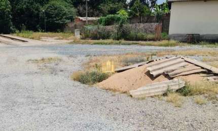 Casa à venda em Esmeraldas-MG, bairro Fernão Dias: 2 quartos, 1 sala, 1 banheiro, 20 vagas, 120m² de área!