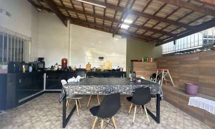 Imperdível oportunidade! Casa à venda em Esmeraldas-MG, bairro Nova Esmeraldas, com 3 quartos, 1 sala, 2 banheiros, 1 vaga de garagem, 180,00 m².