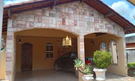 Casa Especial no Centro de Esmeraldas-MG: 3 Quartos, Suíte, 2 Salas, 4 Vagas de Garagem - Aproveite essa Oportunidade!