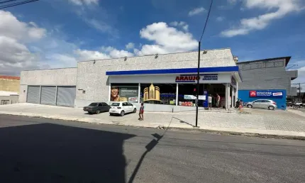 Loja comercial de alto padrão para locação no Centro de Esmeraldas-MG: 2 salas, 1 banheiro, 2 vagas de garagem, 99,60 m² de área.
