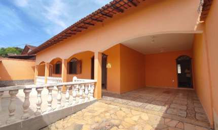 Casa à venda em Esmeraldas-MG, Santa Quitéria: 3 quartos, 1 suíte, 2 salas, 3 banheiros, 2 vagas, 200m². Imperdível!