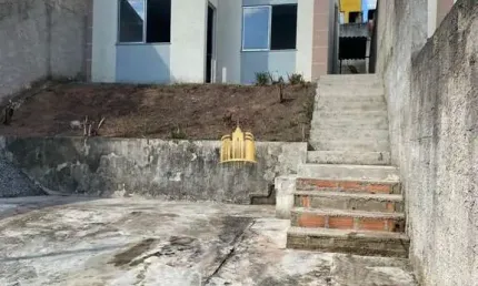Casa Geminada à Venda Nova Esmeraldas: 2 Quartos, Quintal, 2 Vagas e Habite-se!
