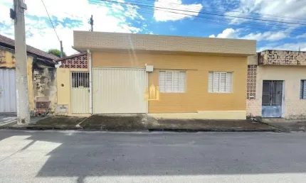 Casa à Venda no Centro: 4 Quartos (1 Suíte), Garagem e Área Externa!