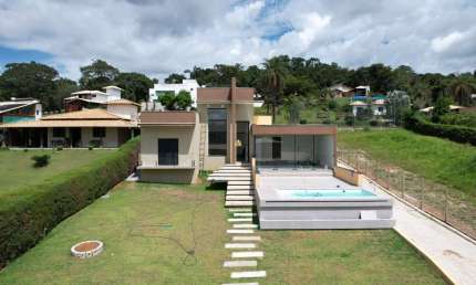 Casa à Venda Condomínio Solar das Palmeiras: Suíte com Closet, Piscina Infinita e Área Gourmet!