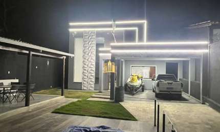 Casa 3 Quartos com Suíte e Closet - Piscina Aquecida - Área Gourmet - 5 Vagas - Pé Direito Duplo