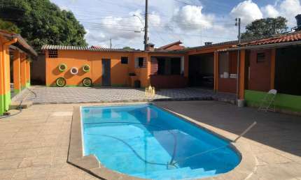 Sítio de luxo à venda em Esmeraldas-MG, bairro Tropeiros, 5 quartos, 6 banheiros, 2 vagas de garagem, 2.000m² de área.
