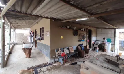 Casa comercial à venda em Esmeraldas-MG, bairro Dumaville: 2 quartos, 1 sala, 1 banheiro, 100,00 m².