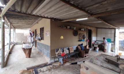 Casa comercial à venda em Esmeraldas-MG, bairro Dumaville: 2 quartos, 1 sala, 1 banheiro, 100,00 m².