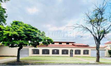 Casa térrea com 3 quartos no Parque Campolim em Sorocaba/SP