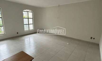 Casa de esquina com 3 quartos no Parque Campolim em Sorocaba/SP