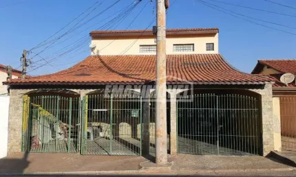 Casa com 4 Quartos sendo 1 suíte, 2 vagas e Quintal - Vila Louzada