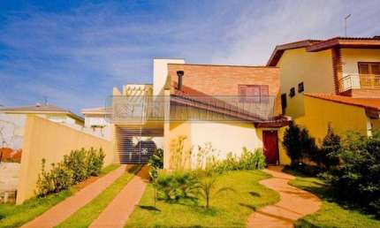 Casa com 3 Quartos sendo 1 suíte e 4 vagas em Condomínio!