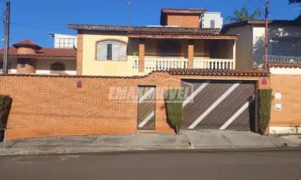 Casa com 3 Quartos sendo 1 suíte, 4 vagas e Piscina no Jd. Santa Rosália!