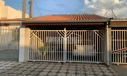 Casa térrea com 2 Quartos, 2 vagas e Quintal no Jd. Morumbi!