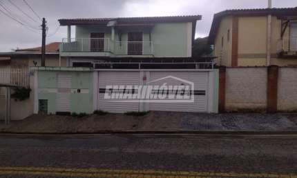 Sobrado com 3 Suítes, 2 vagas e piscina no Campolim!
