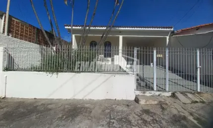 Casa à Venda com 2 Quartos, 2 Vagas e Quintal! - Vila Jardini
