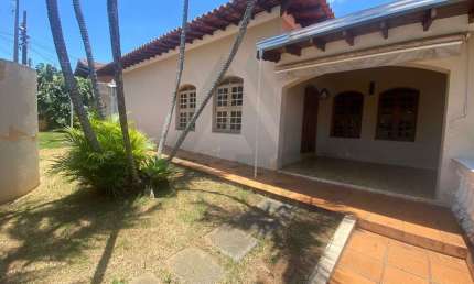 Casa para aluguel em Vinhedo,SP com 4 dormitórios, bairro tranquilo e excelente localização.