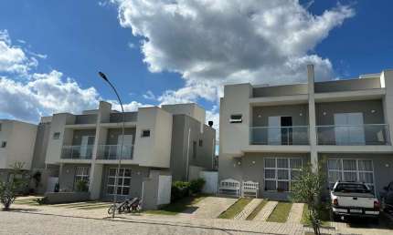 Casa de Luxo à Venda em Condomínio na Vila Bossi, Louveira-SP: 3 Quartos, 3 Suítes, 2 Salas e 141m²!
