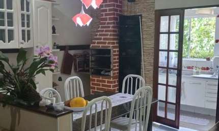 Casa à venda em Vinhedo-SP, bairro Capela: 4 quartos, 1 suíte, 3 banheiros, 2 vagas, 140,85 m². Venha conferir!