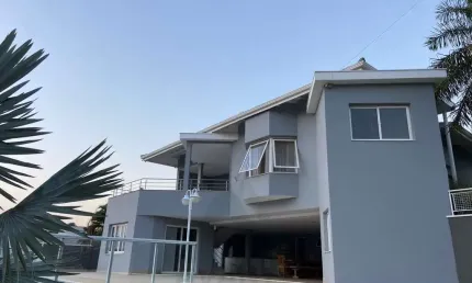 Linda Casa de Alto Padrão em Condomínio na Vila Hípica, Vinhedo-SP: 3 Quartos, 1 Suíte, 3 Salas, 4 Banheiros, 4 Vagas - Oportunidade!