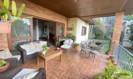 Linda casa em condomínio à venda em Vinhedo-SP - 4 quartos, 4 suítes, 3 salas, 5 banheiros, 6 vagas de garagem - Condomínio Santa Fé 360m²!