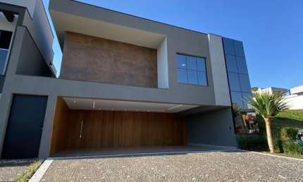 Essa luxuosa casa  de 3 suítes está à venda em Valinhos, no Cond. Mont Alcino um excelente condomínio relativamente pequeno e muito seguro