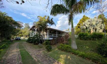 Oportunidade de negócio, são 2 casas em terreno de 4.076m² no Condomínio Vale da Santa Fé em Vinhedo
