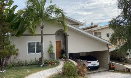 Linda casa  à venda com excelente potencial no condomínio Recanto dos Paturis, na cidade de Vinhedo, Condomínio seguro arborizado e bem localizado