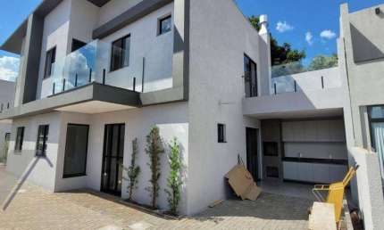 Sobrado com 3 dormitórios para alugar, 102 m² por R$ 3.200,00/mês - Country - Cascavel/PR